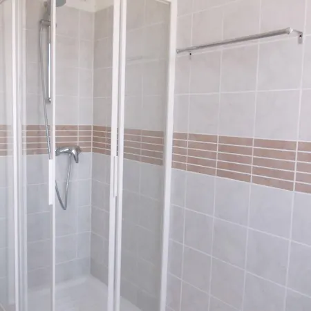 B&B Travellers Bed & *