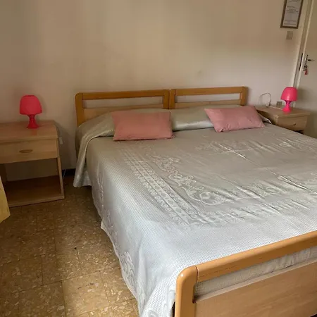 Travellers Bed & *