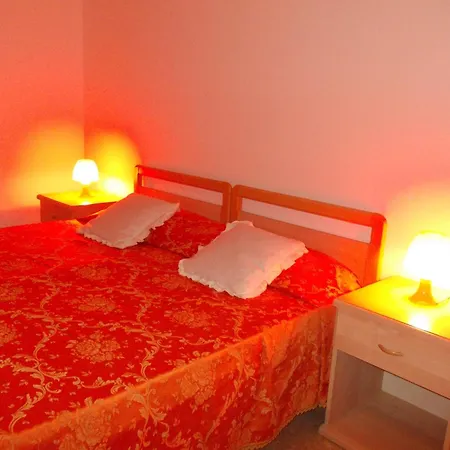 Travellers Bed & *
