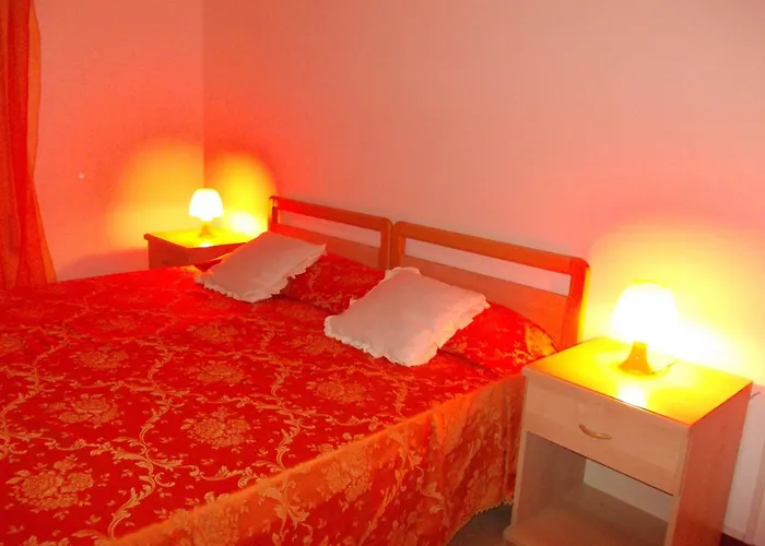 Travellers Bed & *